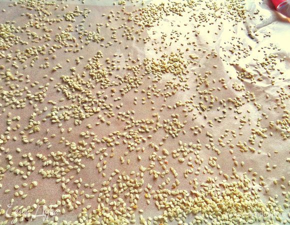 На пергамент по размеру противня сыплем кунжутные семечки.