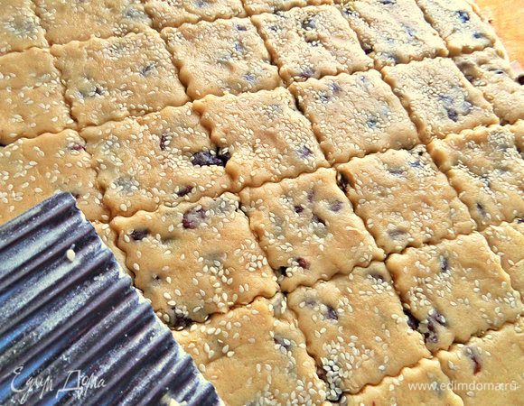 Наметим порции фигурным ножом.