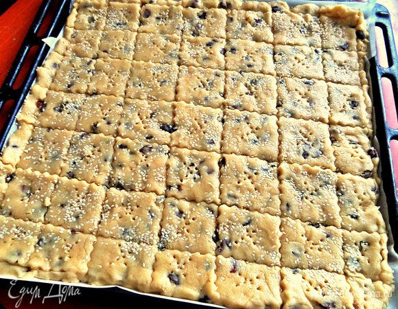 Переносим бумагу с тестом на противень.