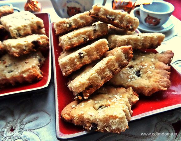 Очень рассыпчатое и ароматное печенье получается и его можно приготовить впрок — хорошо хранится в закрытой коробке.