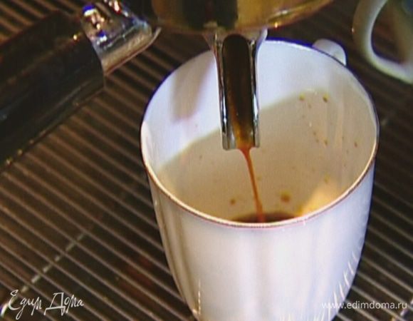 Сварить кофе, залив его 100 мл воды.