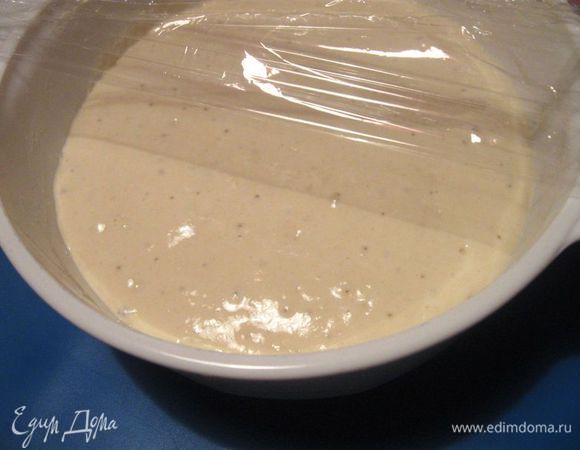 Поставить опару. Дрожжи развести водой, добавить муку, размешать. Посуду с опарой изолировать, обтянув пленкой. Оставить на  2 часа.
