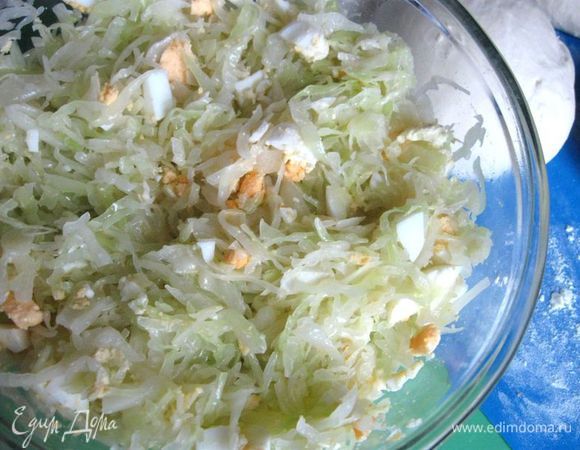 Капусту нарезать, поместить в кастрюлю, обдать кипятком, сразу слить воду с помощью сита. Дать капусте остыть, избавить от излишков влаги: отжать руками, слегка придавив к дну сита. После этой процедуры капуста  уменьшится в объеме где-то в полтора раза. Оставить на сите, установленном на кастрюлю на некоторое время, прикрыв сито крышкой.
Яйца отварить вкрутую (положить в холодную воду и варить 10 минут с момента закипания). После снятия с огня залить холодной водой. Очистить от скорлупы, нарезать. Масло для начинки растопить, капусту положить в кастрюлю, посолить, добавить сахар, масло, перемешать, снова положить на сито. Яйца лучше добавить непосредственно перед тем, как вы будете раскладывать начинку на  тесто.

