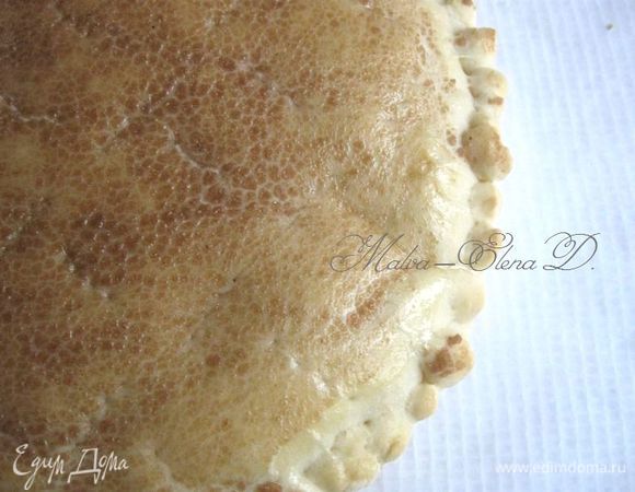 Вынуть, дать постоять минут 10. Подавать к столу, смазав кусочком сливочного масла.
