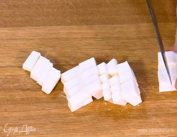 Половину феты нарезать небольшими кубиками.