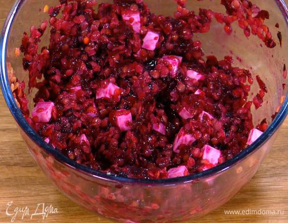 Натертую свеклу соединить с чечевицей, добавить нарезанную фету, перец чили, имбирь, яйцо, карри, все слегка посолить, поперчить и перемешать.