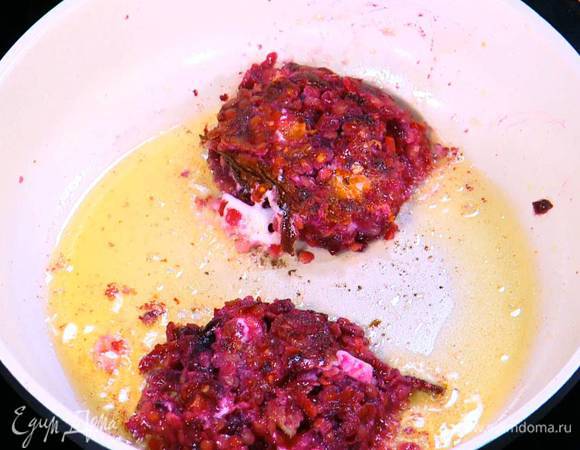 Разогреть в сковороде немного оливкового масла и пожарить небольшие овощные котлетки.