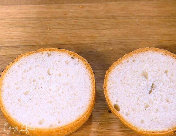 Булочки разрезать вдоль пополам.