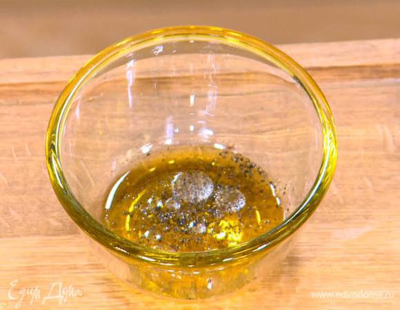 Приготовить заправку: оливковое масло Extra Virgin соединить с уксусом, добавить карри, посолить, поперчить и перемешать.