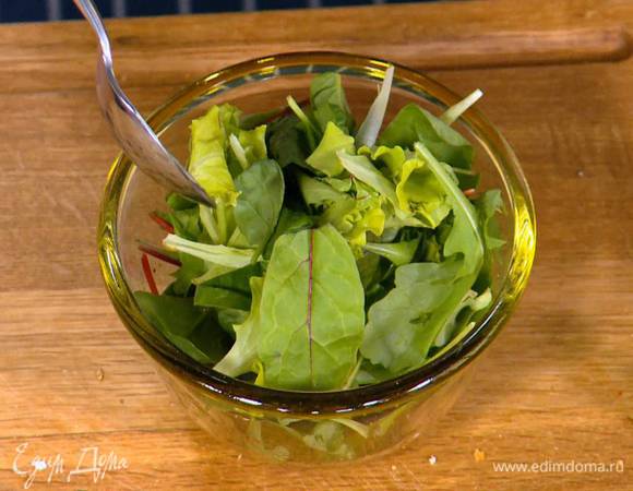Салатные листья смазать со всех сторон заправкой.