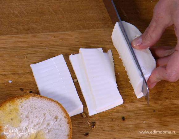 Оставшуюся фету нарезать пластинками.