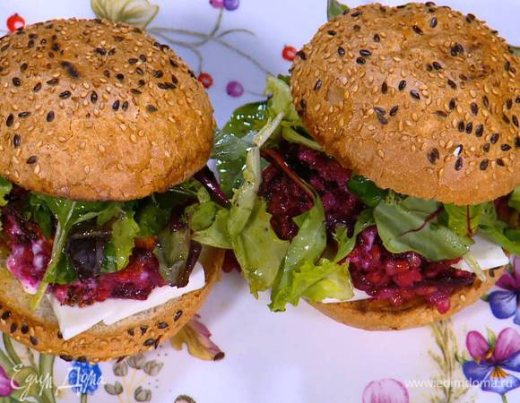 На половинку каждой обжаренной булочки выложить пару ломтиков феты, овощную котлетку и листья салата, накрыть второй половинкой булочки.