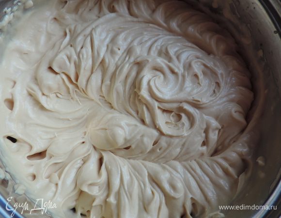 Только перемешивайте на самой маленькой скорости буквально несколько секунд до полной однородности массы. Получаем очень ароматный крем красивого кремового цвета. Вот такая тавтология)