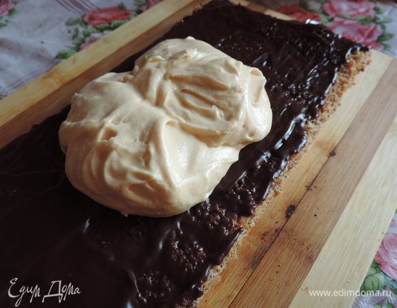 Кладем на блюдо пласт бисквита с шоколадом, смазываем его приблизительно третью крема, далее чередуем, корж-крем.