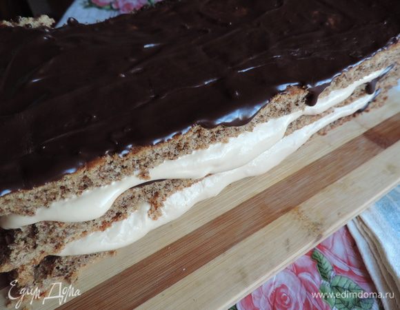 Последний пласт также кладем шоколадом вверх и обмазываем весь торт оставшимся кремом. Я уже не помню, куда так сильно торопилась, что забыла сфотографировать весь торт в готовом виде.