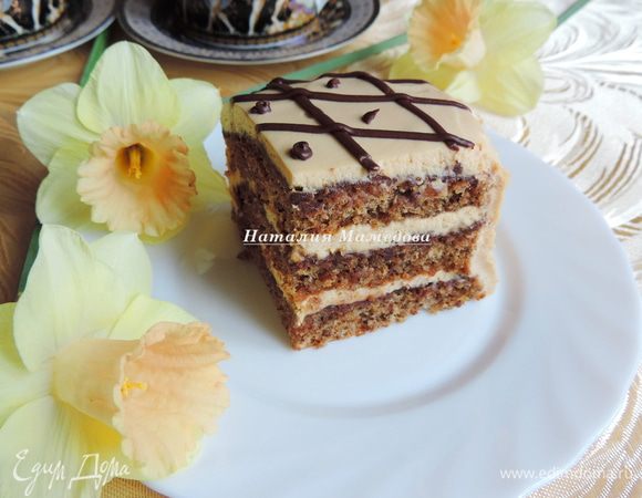 Зато кусочек торта в разрезе сохранился для истории. Я оставила ложку шоколадной массы и сверху на торте нарисовала сеточку, но вы можете оформить торт по своему вкусу, желанию и возможностям. 
На вкус это не повлияет;)