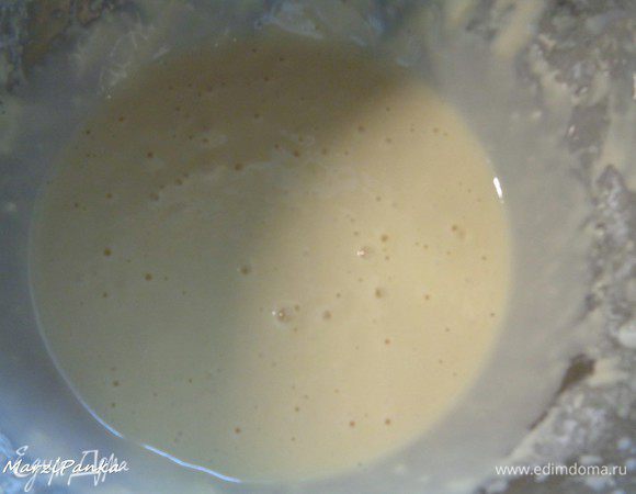 Разогреть духовку до 220°C.

Смешать все ингредиенты для вафель (кроме растительного масла) миксером.