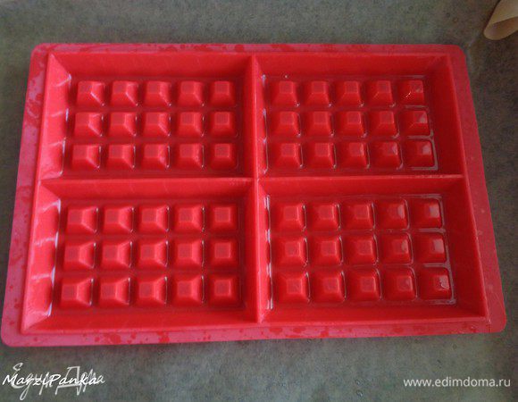 Сильконовую форму для вафель смазать 1 ст.л. растительного масла тщательно.