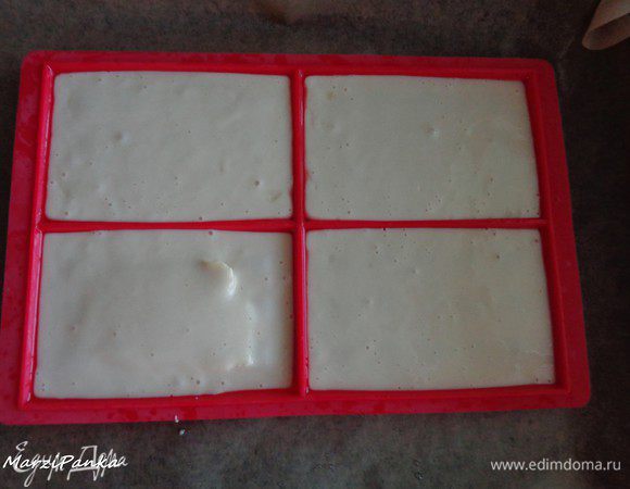 Маленьким половником разлить тесто по формочкам. Тесто получится по консистенции жидковатым, примерно как 10%-ая сметана.
