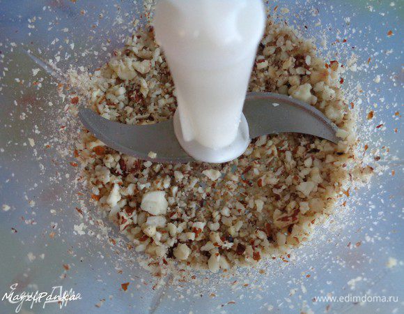 И перемелим их в крупную крошку.