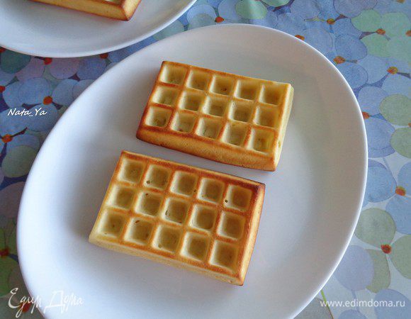 Вытащим вафли из духовку и положим на тарелки, в которых будем подавать.