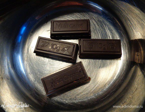 40 г шоколада поломаем на кусочки и отправим в маленькую кастрюльку.