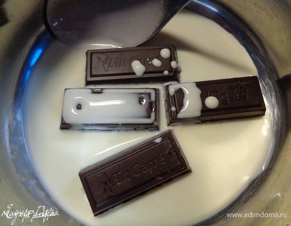 Добавим туда же сливки и, помешивая, доведем до однородного состояния.