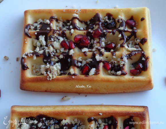 Украсим наши вафли горячим шоколадом, присыпим орешками и зернами граната.