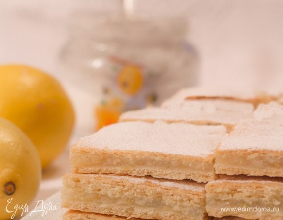 Вынув из духовки, накрываем пирог полотенцем и даем ему немного отдохнуть. Затем обрезаем края, нарезаем ровными квадратиками и хорошо присыпаем сахарной пудрой.