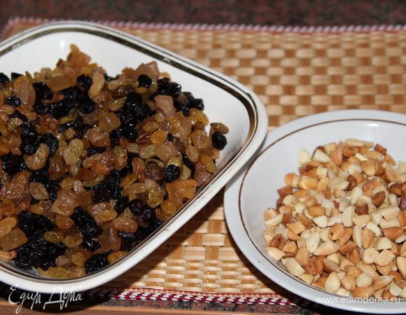 Начинают выпечку с подготовительных работ. 
1. Миндаль заливаем на 3 минуты кипятком, затем сливаем воду и промываем под струей холодной воды. Чистим миндаль от кожуры, подсушиваем на сковороде до легкого румянца, остужаем и рубим крупно ножом.
2. Изюм промываем, складываем в глубокую вместительную емкость, добавляем цукаты и все заливаем коньяком. Оставляем настаиваться. Я это делаю с вечера: за ночь коньяк полностью впитается и останется в изюме и цукатах. Будет очень вкусно. Периодически нужно перемешивать (ночью можно этого не делать).
3. С лимона натираем цедру. Остальная часть нам не понадобится.