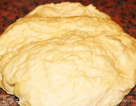 Утром, с хорошим настроением, начинаем заниматься штолленом. Дрожжи развести в теплом молоке, вмешать сахар и просеять 2 стакана муки. Поставить в теплое место. Потребуется от 20 до 30 минут, в зависимости от окружающей температуры. Когда опара запузырится и подойдет, просеять еще 3 стакана муки, добавить 200 г размягченного масла, соль, ванилин, цедру лимона и замесить тесто. Вот теперь нам может понадобиться оставшиеся пол-стакана муки, но не все. В это году мне понадобилось добавить муки, еще половину от половины стакана. Тесто должно быть мягким, податливым, приятным и не липнуть к рукам. Но чтобы не забить тесто лишней мукой, оставшуюся муку добавляйте понемногу. Скатываем тесто в шар, помещаем в емкость, накрываем полотенцем и оставляем подходить на 1 час. После этого обминаем тесто и еще даем подойти минут 40-50.