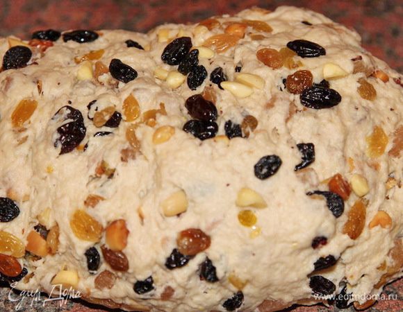 И начинаем тесто месить ручками до тех пор, пока у нас не получится однородная масса.