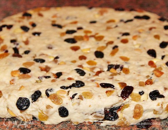 Раскатываем квадратный пласт толщиной 3-3,5 см.