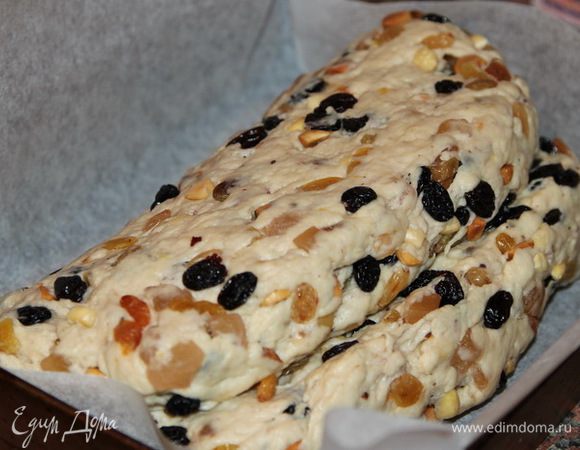 Складываем по этой линии штоллен и отправляем его в противень, застеленный пекарской бумагой. Когда не было пекарской бумаги, предки смазывали деку жиром или маслом. Прихлопывать и прижимать штоллен не нужно. Оставляем на 30-40 минут.