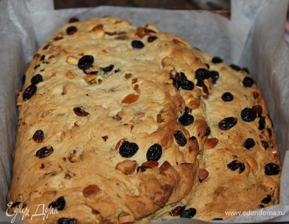 Духовку разогреваем до 180°C (газовую до 200) и отправляем выпекаться штоллен. Выпекаем 30 минут до легкого зарумянивания, а затем накрываем фольгой и выпекаем еще 1 час. Следите, чтобы штоллен не подгорел, поэтому регулируйте свои духовки. Вы их знаете как никто. Вот у меня получился вот такой красавец.