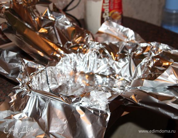 Выстилаем емкость, в которой штоленн у нас будет вылеживаться, фольгой...