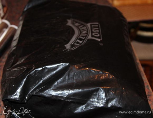 Прячем в пакет и отправляем на холод. На следующий день, если на балконе тепло, поместите пакет в холодильник и не заглядывайте в него по часа икс. Рекомендуется минимум — 2 недели, максимум — 4. Ну, вы меня знаете, да? Я — по максимуму.