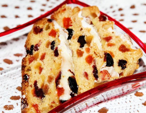 Вечером заносим штоллен в теплое помещение, распаковываем его и оставляем прогреваться. Утром...можно с молоком, можно с чаем, я — с кофе...ммм...неземное блаженство...Приятного! 