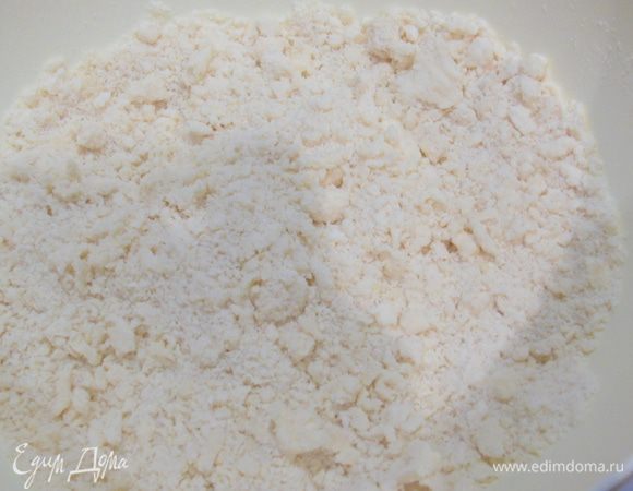 Муку перемешайте с солью и сахаром, добавьте сливочное масло и разотрите в крошку.