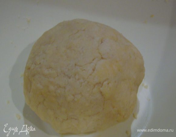 Добавьте желтки и ледяную воду (3-4 ст. л.) и замесите тесто. Заверните в пленку и отправьте в холодильник на 30 минут.