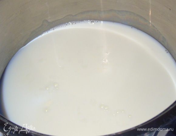 Молоко смешиваем с половиной сахара и доводим до кипения.
