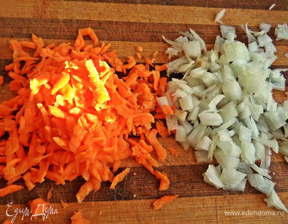 Морковь почистить, натереть крупно, очищенный лук измельчить.