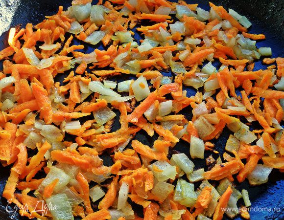 Обжарить немного на растительном масле.