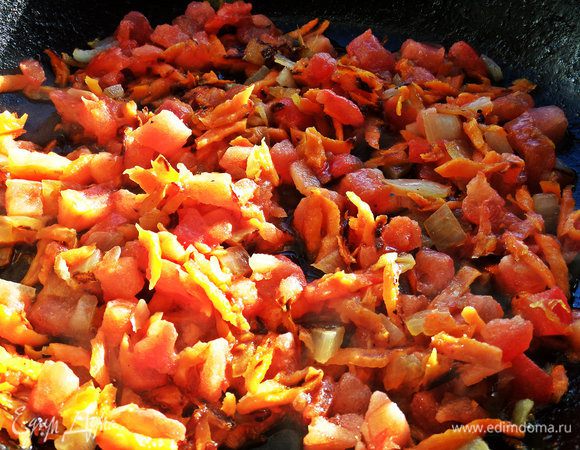 Добавить очищенный нарезанный помидор, подержать его на огне немного.