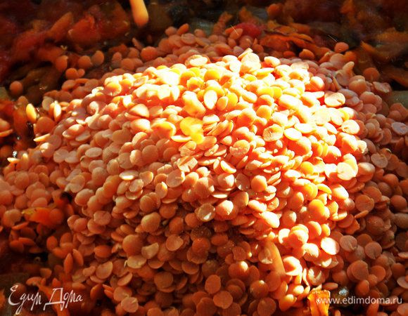 Всыпать прямо в сковороду сухую чечевицу.