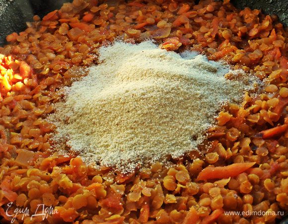 Через 15 минут чечевица должна стать мягкой и впитать всю воду. Тогда добавляем муку или манку, как я.