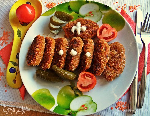 Предлагаем к котлеткам маринованные огурчики и украшаем помидорками.