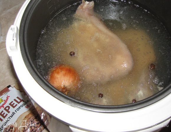 За полчаса до окончания варки уши посолить, добавить луковицу (можно прямо в шелухе) и несколько горошин душистого перца.