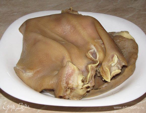 Готовые ушки выложить на тарелку и остудить до теплого состояния.