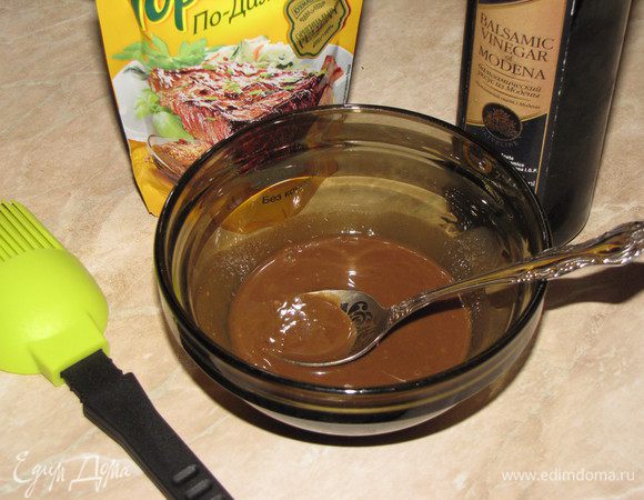 Смешать бальзамический уксус с горчицей. У меня была французская горчица, но подойдет любая.